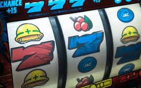 Filipino player spinning mobile slot games on phww platform